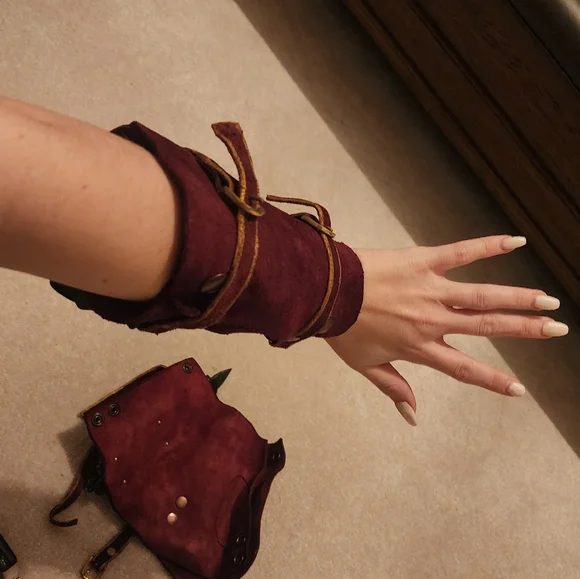 Assassin's Creed Leather Bracers With Toy Prop Hidden Blade Attachments